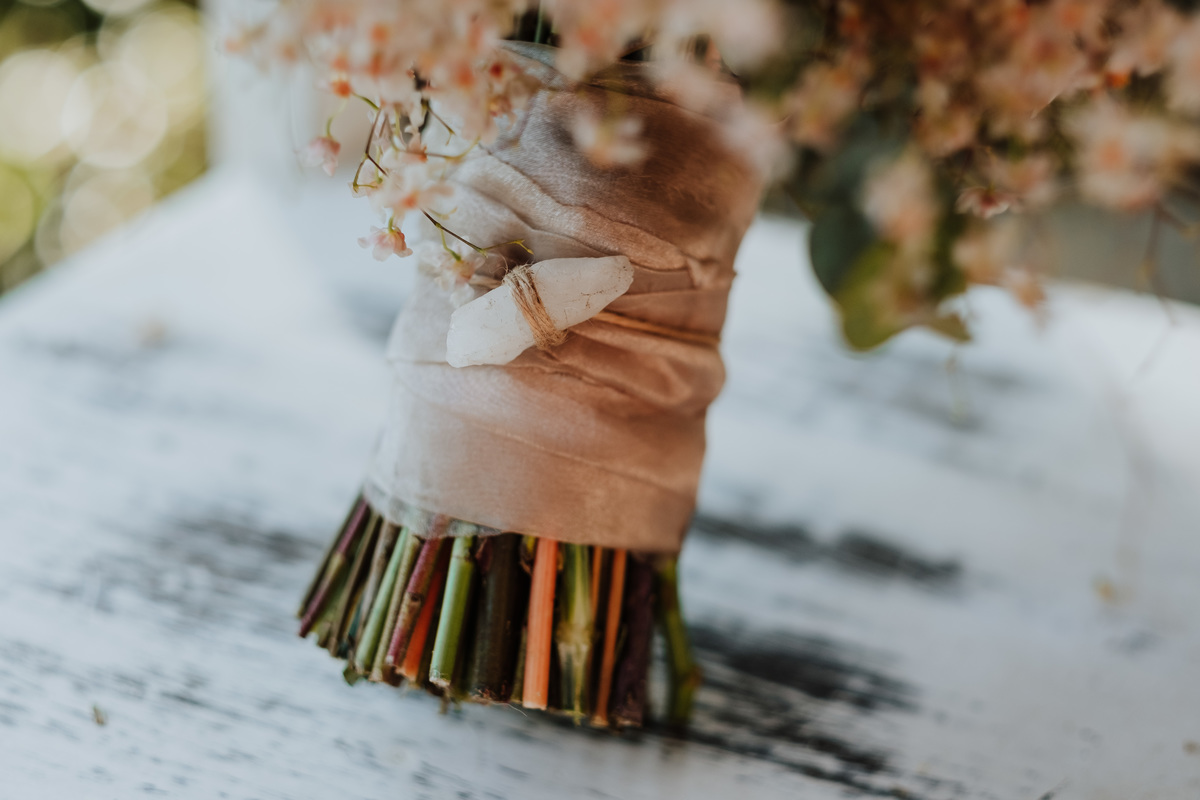 Casamento, Case de Dia, Fotografia de casamento, Fotografia espontânea, Diferente, Pride, LGBTQ+, Noivas, Boho, Villa Mandacaru, Life Fotografia, Cyndi Omoto, Alex Oliveira, Amor, buquê, tendência, inverno, vestido de noiva, making of, entrega do buquê