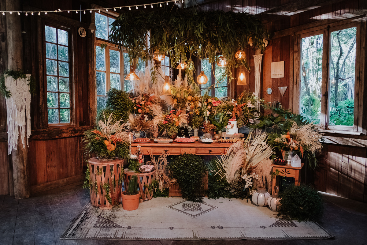 Casamento, Case de Dia, Fotografia de casamento, Fotografia espontânea, Diferente, Pride, LGBTQ+, Noivas, Boho, Villa Mandacaru, Life Fotografia, Cyndi Omoto, Alex Oliveira, Amor, buquê, mesa do bolo, decoração, bohemian village decor, tendência, inverno