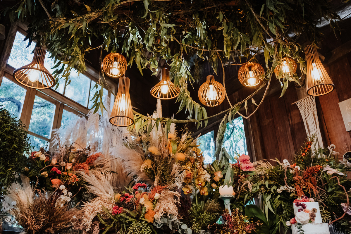 Casamento, Case de Dia, Fotografia de casamento, Fotografia espontânea, Diferente, Pride, LGBTQ+, Noivas, Boho, Villa Mandacaru, Life Fotografia, Cyndi Omoto, Alex Oliveira, Amor, buquê, mesa do bolo, decoração, bohemian village decor, tendência, inverno