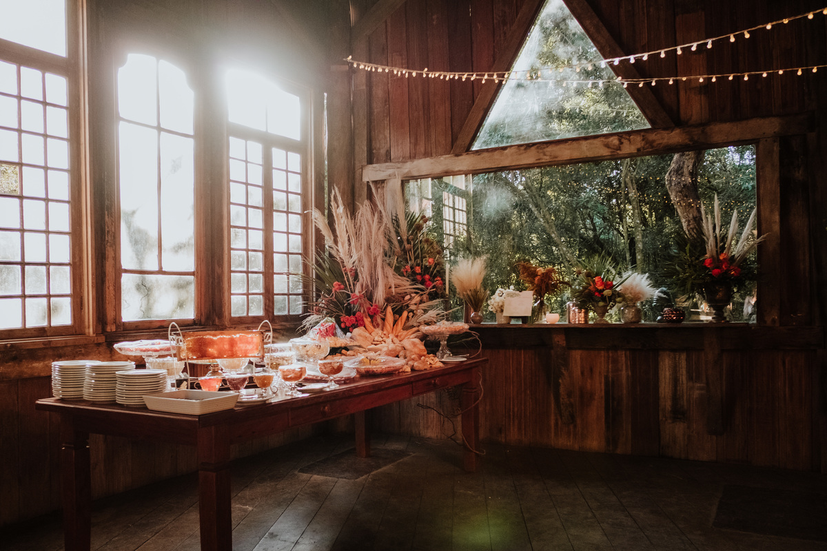 Casamento, Case de Dia, Fotografia de casamento, Fotografia espontânea, Diferente, Pride, LGBTQ+, Noivas, Boho, Villa Mandacaru, Life Fotografia, Cyndi Omoto, Alex Oliveira, Amor, buquê, mesa do bolo, decoração, bohemian village decor, tendência, inverno