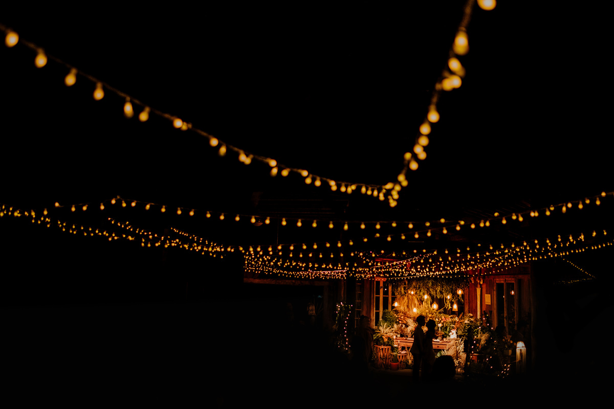 Casamento, Case de Dia, Fotografia de casamento, Fotografia espontânea, Diferente, Pride, LGBTQ+, Noivas, Boho, Villa Mandacaru, Life Fotografia, Cyndi Omoto, Alex Oliveira, tendência, amar a céu aberto, cerimônia, pôr-do-sol, casamento lésbico, luzinhas