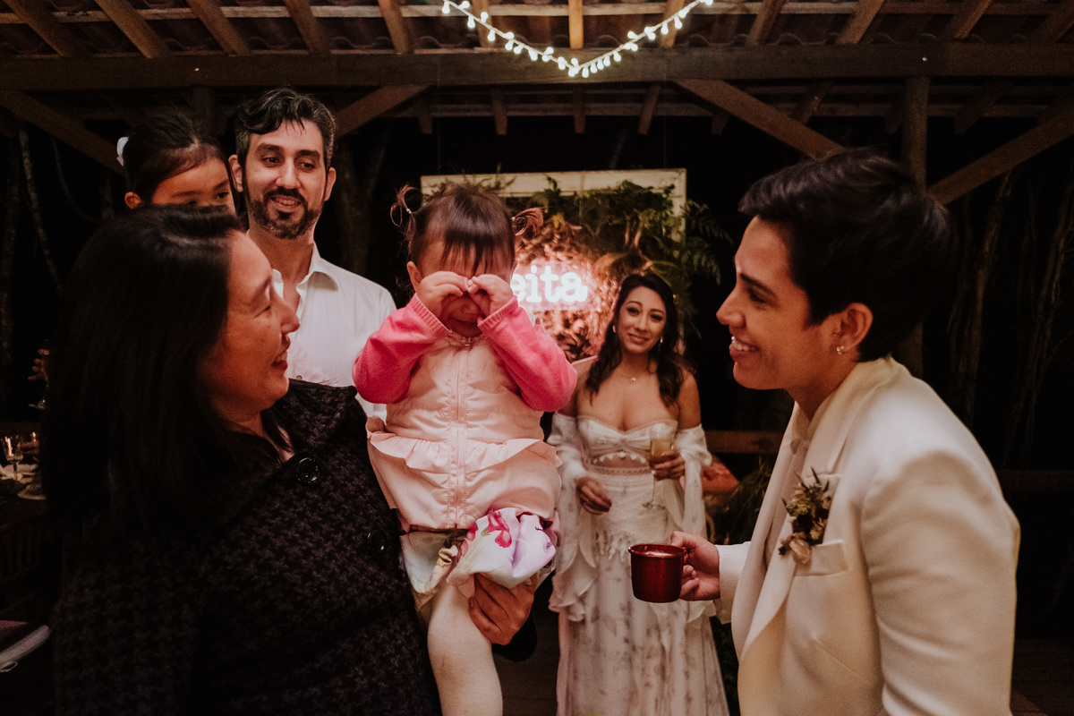 Casamento, Case de Dia, Fotografia de casamento, Fotografia espontânea, Diferente, Pride, LGBTQ+, Noivas, Boho, Villa Mandacaru, Life Fotografia, Cyndi Omoto, Alex Oliveira, amar a céu aberto, cerimônia, recepção, casamento lésbico, festa, neon