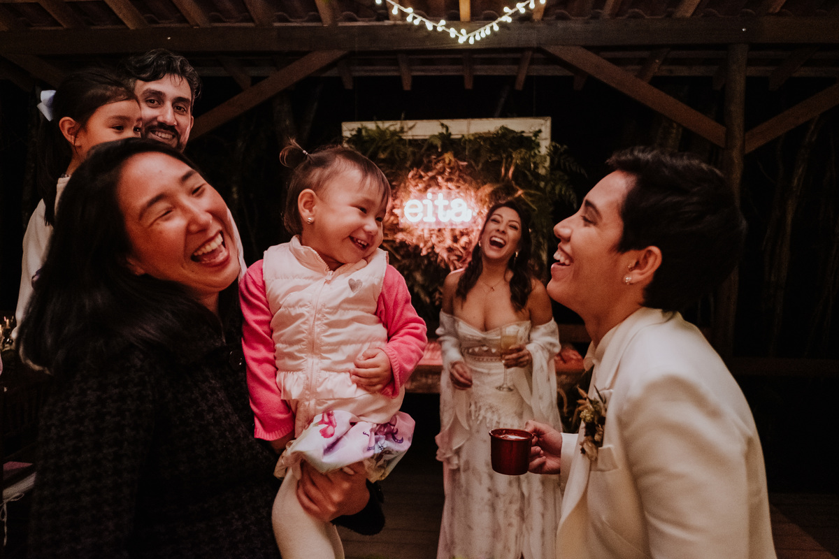 Casamento, Case de Dia, Fotografia de casamento, Fotografia espontânea, Diferente, Pride, LGBTQ+, Noivas, Boho, Villa Mandacaru, Life Fotografia, Cyndi Omoto, Alex Oliveira, amar a céu aberto, cerimônia, recepção, casamento lésbico, festa, neon