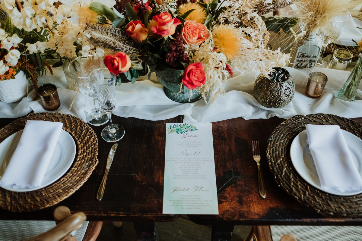 Casamento, Case de Dia, Fotografia de casamento, Fotografia espontânea, Diferente, Pride, LGBTQ+, Noivas, Boho, Villa Mandacaru, Life Fotografia, Cyndi Omoto, Alex Oliveira, Amor, buquê, mesa do bolo, decoração, bohemian village decor, tendência, inverno