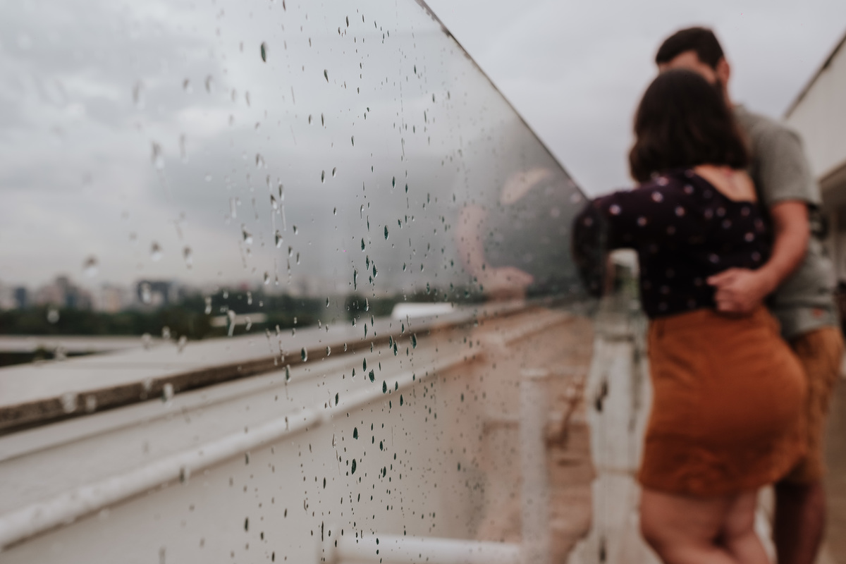 Ensaio casal, ensaio fotográfico, pré-casamento, pré wedding, fotografia de casal, ensaio, fotografia espontânea, noivos, fiance, life fotografia, fotografia de casamento sorocaba, ensaio em são paulo, são paulo, fotos com chuva, garoa, mac usp