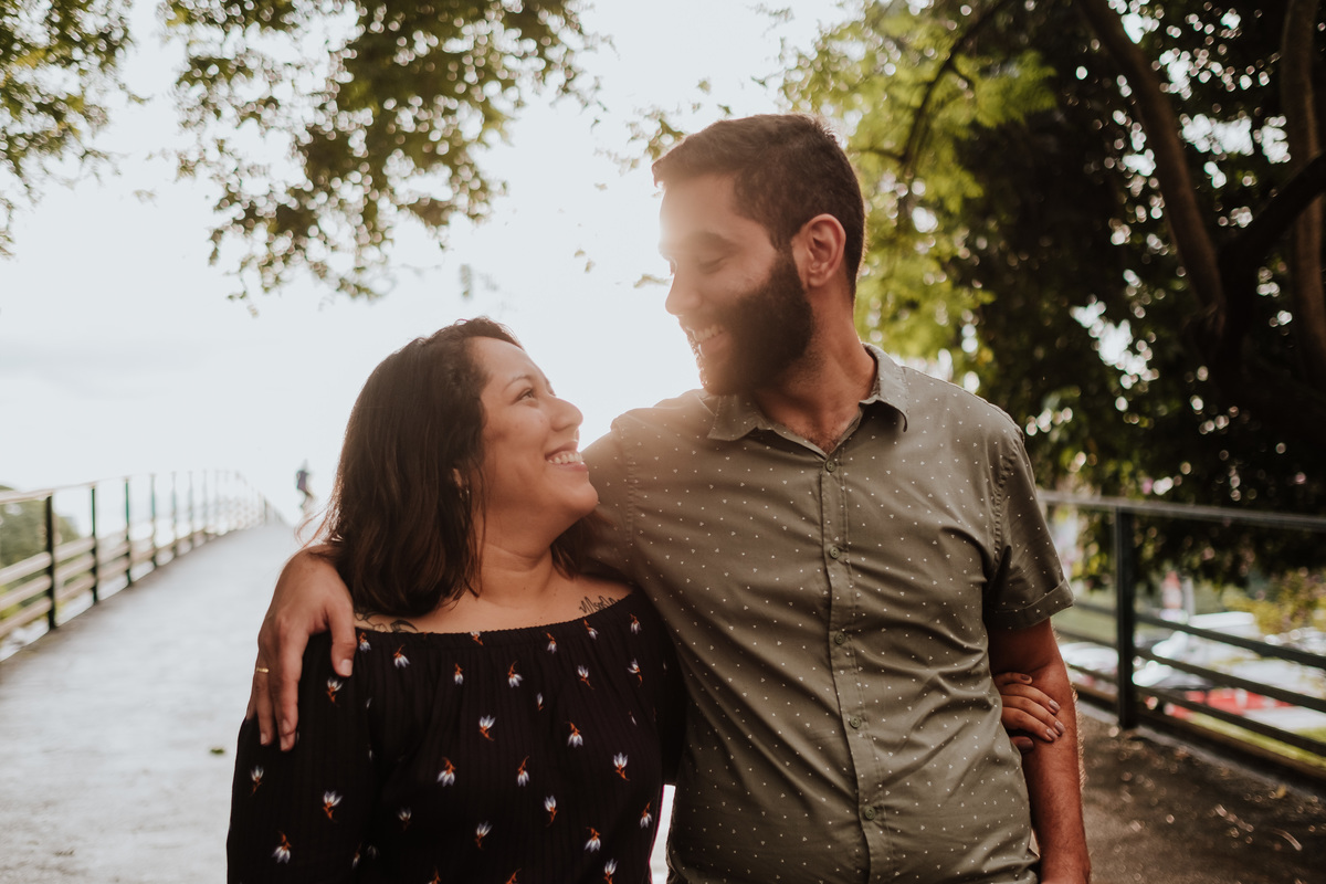 Ensaio casal, ensaio fotográfico, pré-casamento, pré wedding, fotografia de casal, ensaio, fotografia espontânea, noivos, fiance, life fotografia, fotografia de casamento sorocaba, ensaio em são paulo, são paulo, fotos com chuva, garoa, ponte