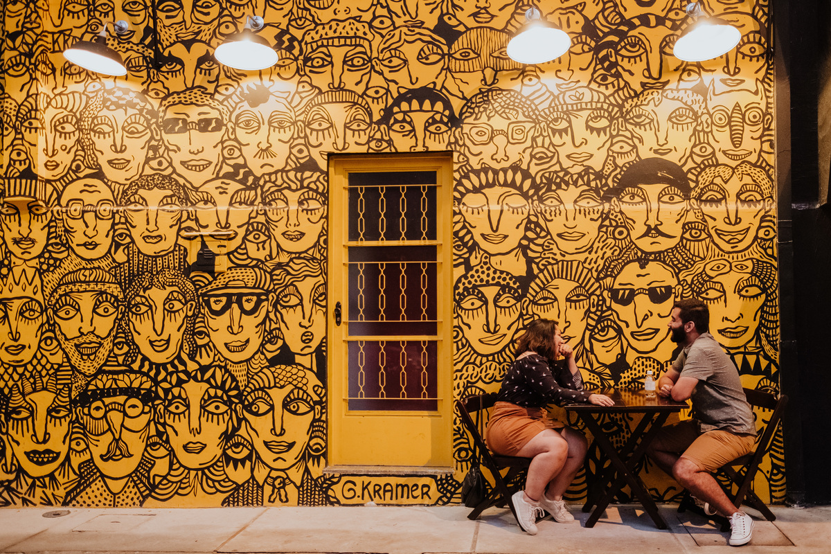 Ensaio casal, ensaio fotográfico, pré-casamento, pré wedding, fotografia de casal, ensaio, fotografia espontânea, noivos, fiance, life fotografia, fotografia de casamento sorocaba, ensaio em são paulo, são paulo, fotos com chuva, bar, cerveja artesanal