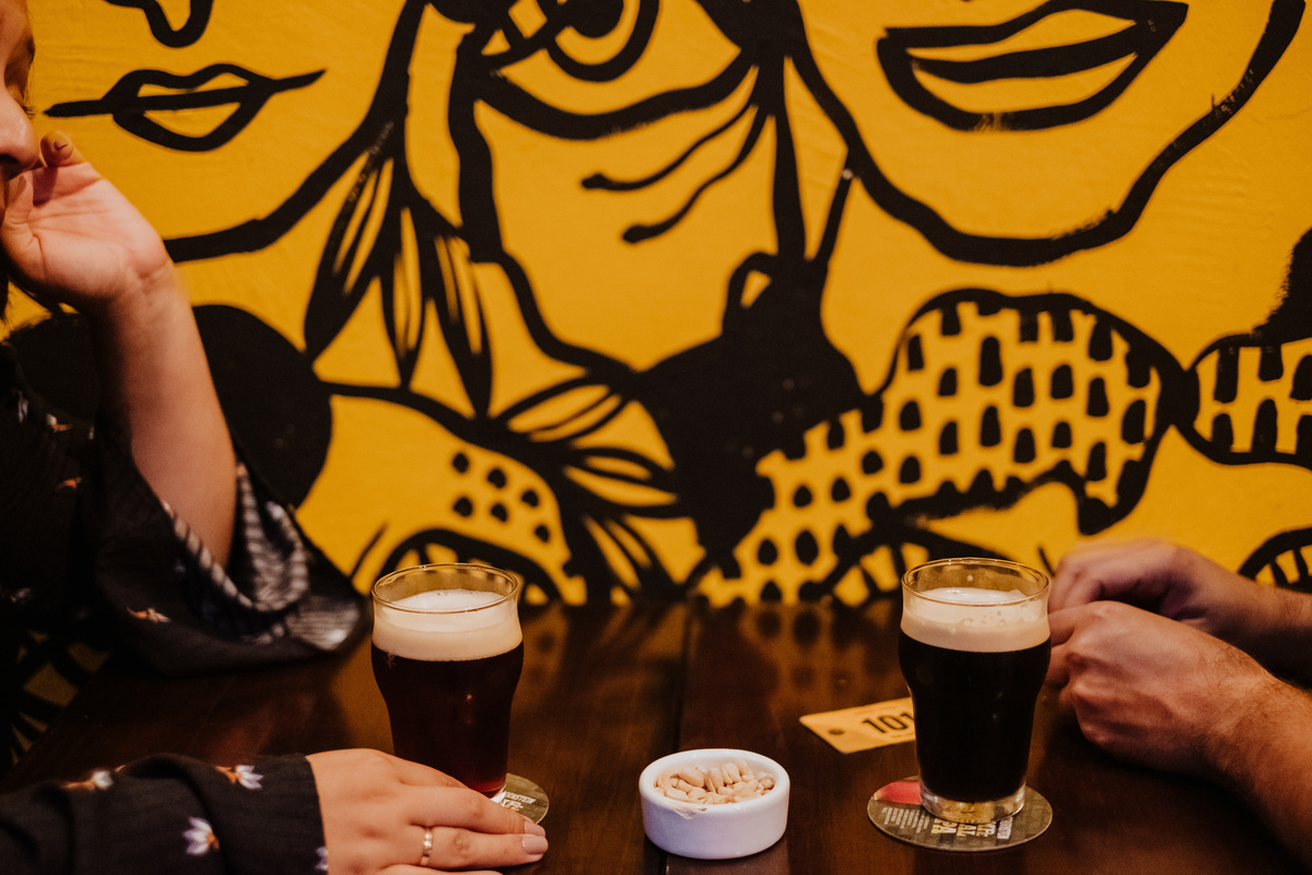 Ensaio casal, ensaio fotográfico, pré-casamento, pré wedding, fotografia de casal, ensaio, fotografia espontânea, noivos, fiance, life fotografia, fotografia de casamento sorocaba, ensaio em são paulo, são paulo, fotos com chuva, bar, cerveja artesanal