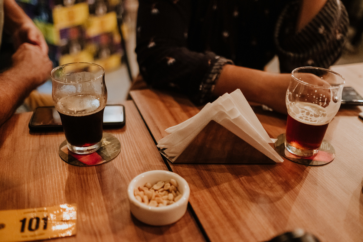 Ensaio casal, ensaio fotográfico, pré-casamento, pré wedding, fotografia de casal, ensaio, fotografia espontânea, noivos, fiance, life fotografia, fotografia de casamento sorocaba, ensaio em são paulo, são paulo, fotos com chuva, bar, cerveja artesanal