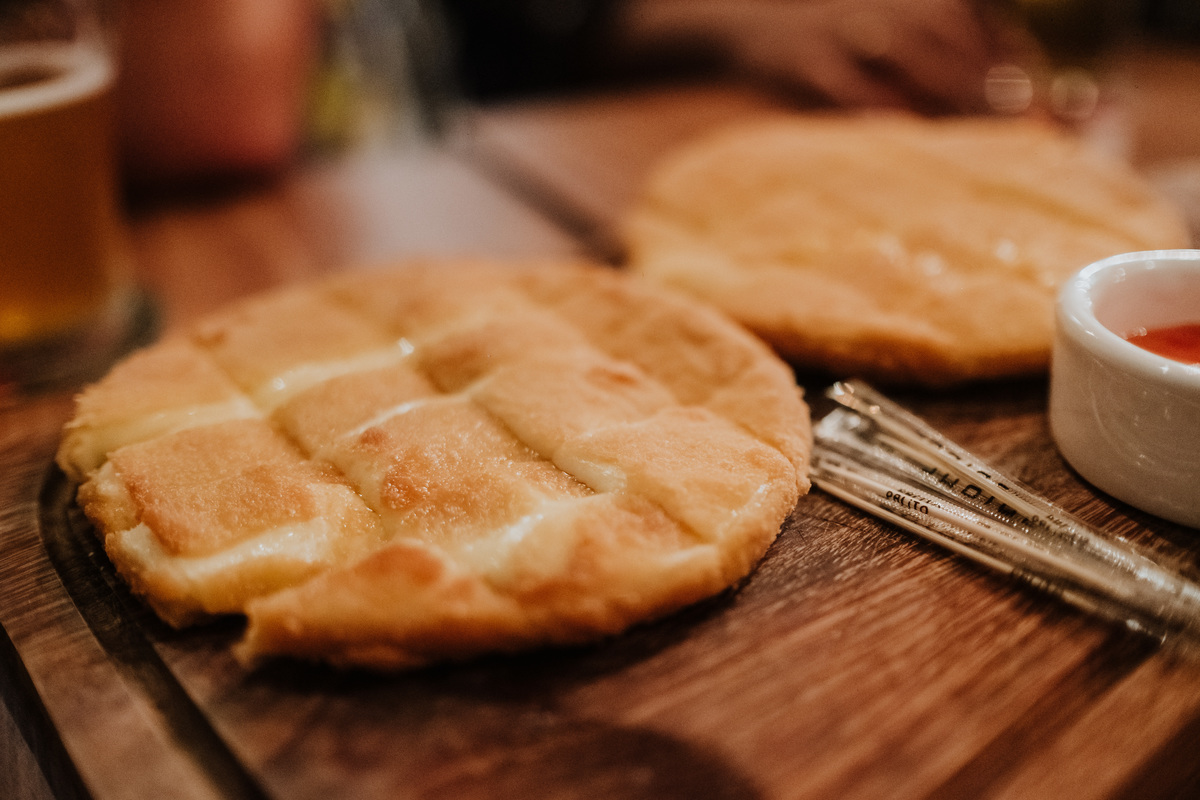 Ensaio casal, ensaio fotográfico, pré-casamento, pré wedding, fotografia de casal, ensaio, fotografia espontânea, noivos, fiance, life fotografia, fotografia de casamento sorocaba, ensaio em são paulo, são paulo, fotos com chuva, bar, cerveja artesanal
