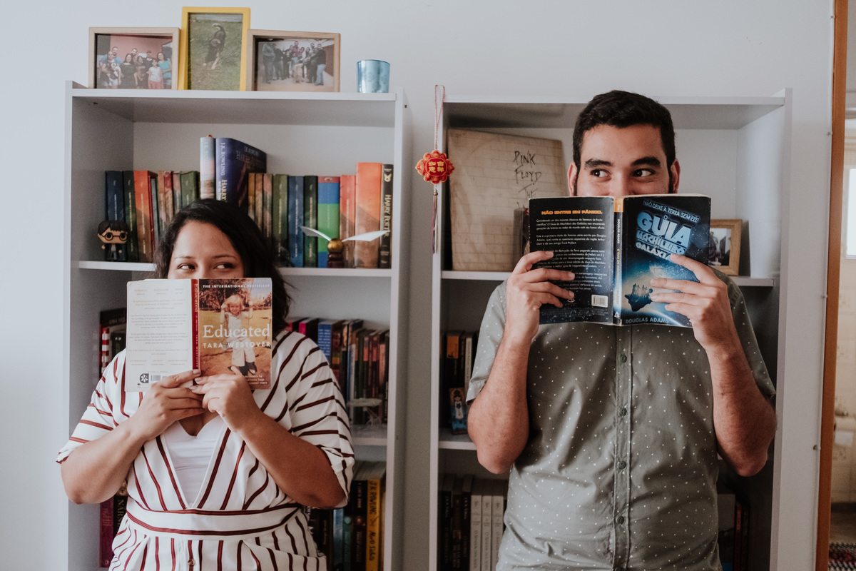 Ensaio casal, ensaio fotográfico, pré-casamento, pré wedding, fotografia de casal, ensaio, fotografia espontânea, noivos, fiance, life fotografia, fotografia de casamento sorocaba, ensaio em são paulo, são paulo, apartamento, fotos em casa, livros, geek