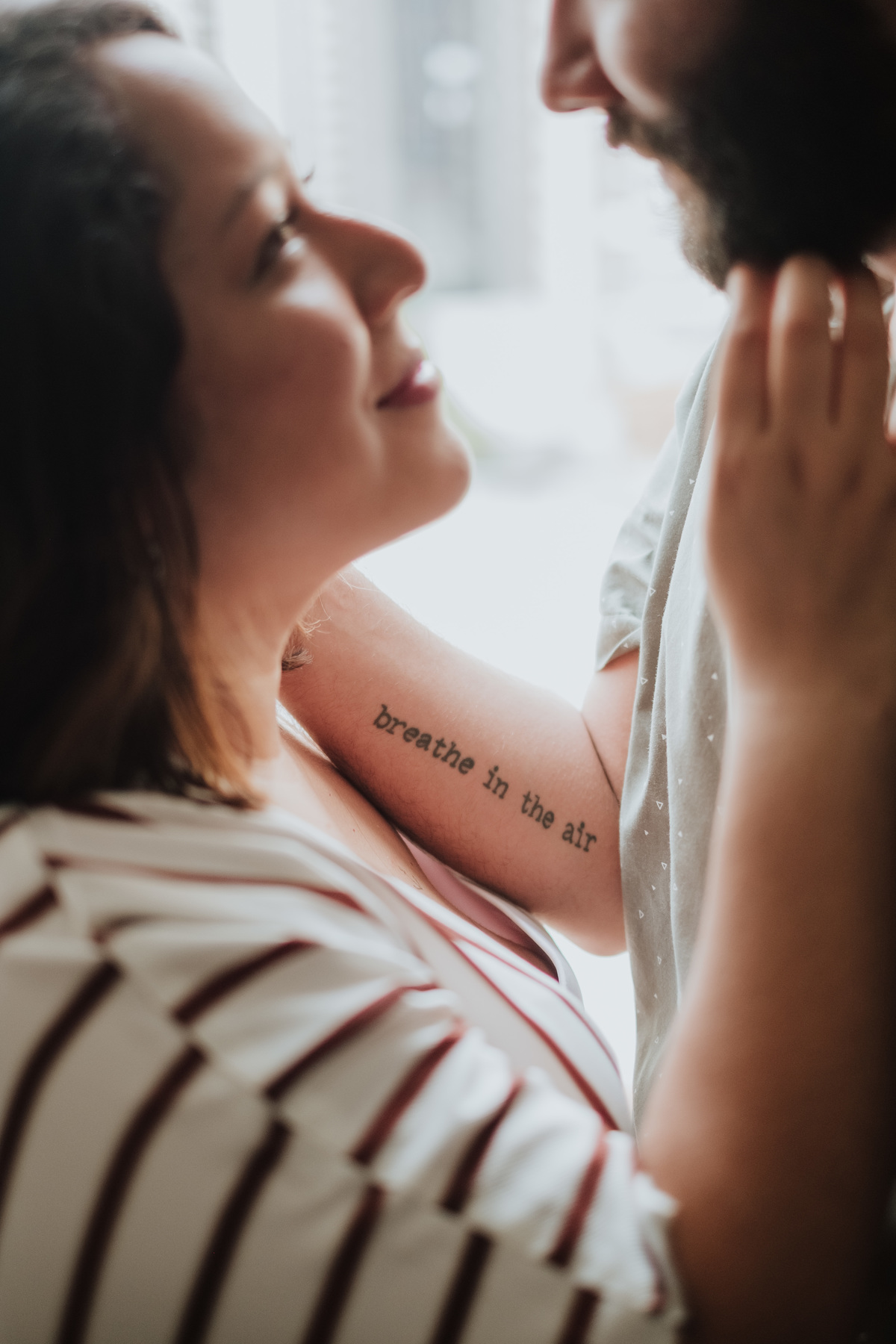 Ensaio casal, ensaio fotográfico, pré-casamento, pré wedding, fotografia de casal, ensaio, fotografia espontânea, noivos, fiance, life fotografia, fotografia de casamento sorocaba, ensaio em são paulo, são paulo, apartamento, fotos em casa, tattoo