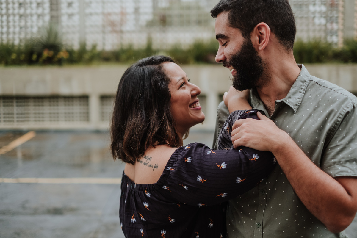 Ensaio casal, ensaio fotográfico, pré-casamento, pré wedding, fotografia de casal, ensaio, fotografia espontânea, noivos, fiance, life fotografia, fotografia de casamento sorocaba, ensaio em são paulo, são paulo, apartamento, fotos no estacionamento