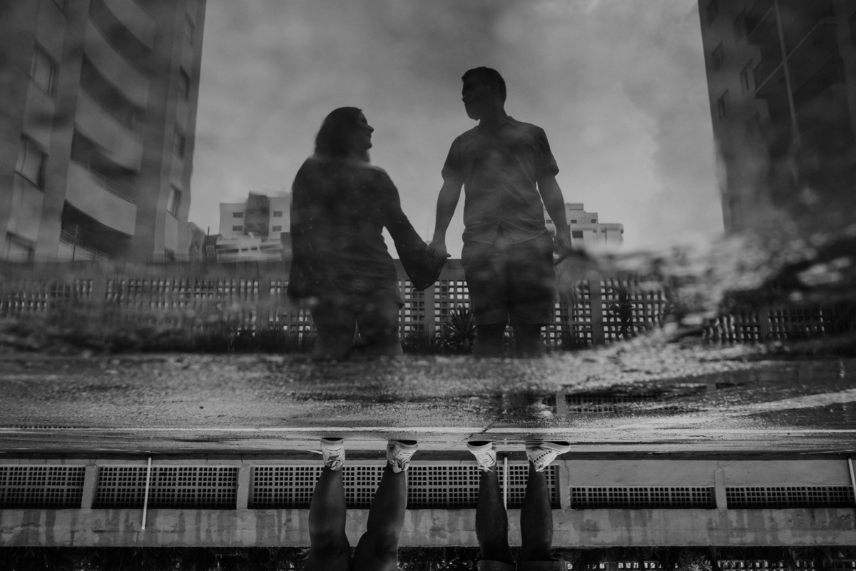 Ensaio casal, ensaio fotográfico, pré-casamento, pré wedding, fotografia de casal, ensaio, fotografia espontânea, noivos, fiance, life fotografia, fotografia de casamento sorocaba, ensaio em são paulo, são paulo, apartamento, fotos com chuva, garoa