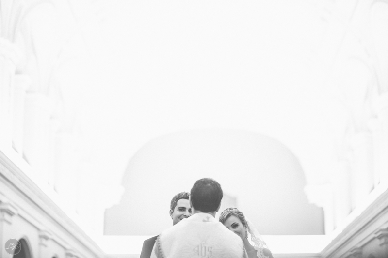 Cerimônia de casamento emocionante, casal feliz, casamento, wedding, preto e branco, padre