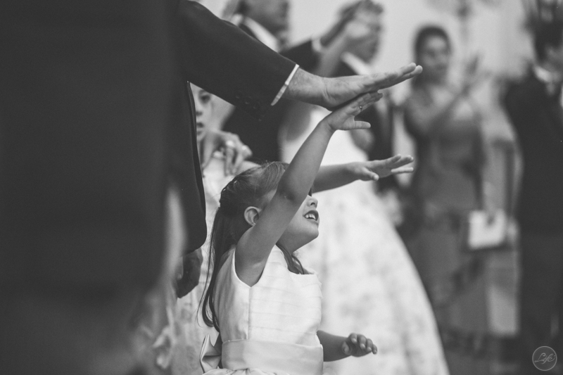 criança brincando na hora da benção da cerimônia de casamento, daminha, florista, kids on wedding, fotografia espontânea