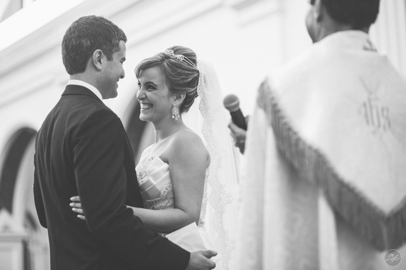 olhar de amor entre um casal apaixonado no dia do casamento, Sabrina e Roberto na Igreja Matriz de Sorocaba, São Paulo