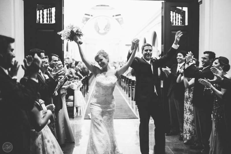 Comemoração do casamento, fotografia espontânea, noivos, esposo e esposa, enfim casados, aliança, bouquet