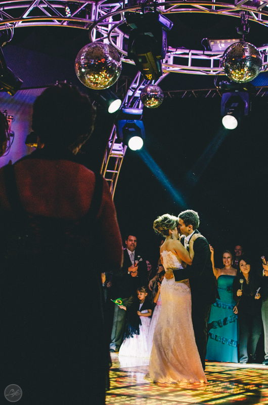 Beijo dos noivos na hora da recepção, entrada no salão, casamento, wedding, fotografia espotânea