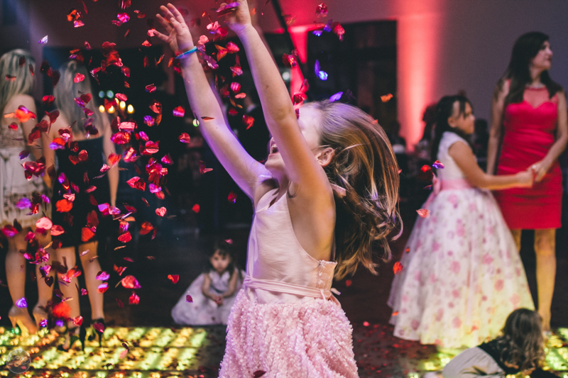 Criança brincando no casamento, fotografia espontânea, wedding day