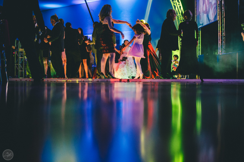 recepção de casamento, festa animada, casamento, wedding, pista de dança, luzes criativas, fotografia espontânea