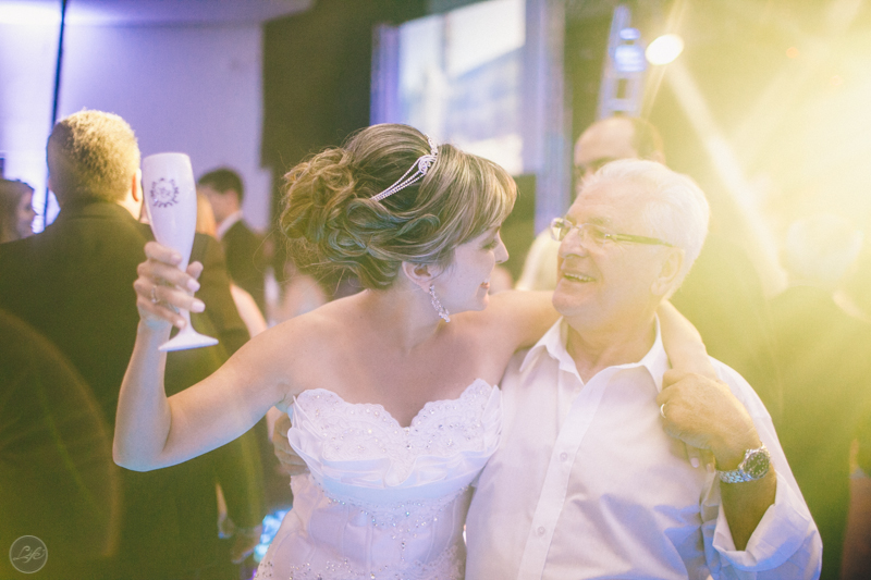 recepção de casamento, festa animada, casamento, wedding, pista de dança, luzes criativas, fotografia espontânea, pai e filha, noiva e pai, bride