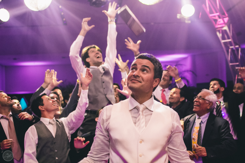 recepção de casamento, festa animada, casamento, wedding, pista de dança, luzes criativas, fotografia espontânea, noivo jogando presentes aos convidados