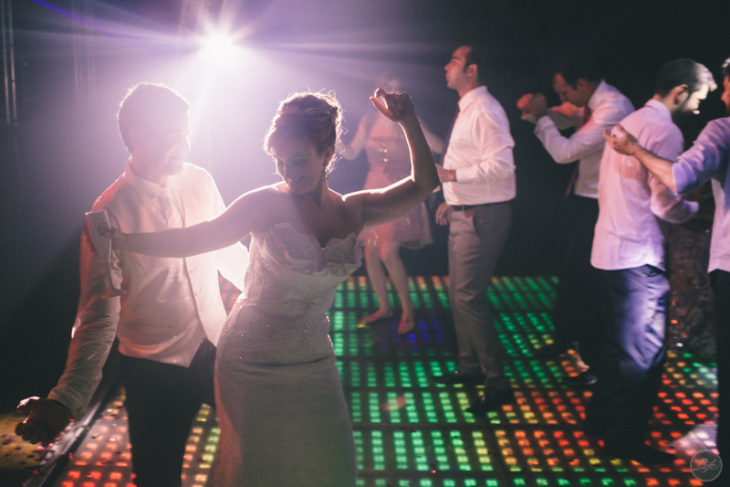 recepção de casamento, festa animada, casamento, wedding, pista de dança, luzes criativas, fotografia espontânea, noivos na pista