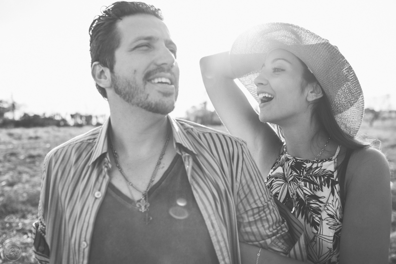 ensaio fotográfico espontâneo em Holambra, casal, noivos, natureza, São Paulo, destination photographers, destination wedding