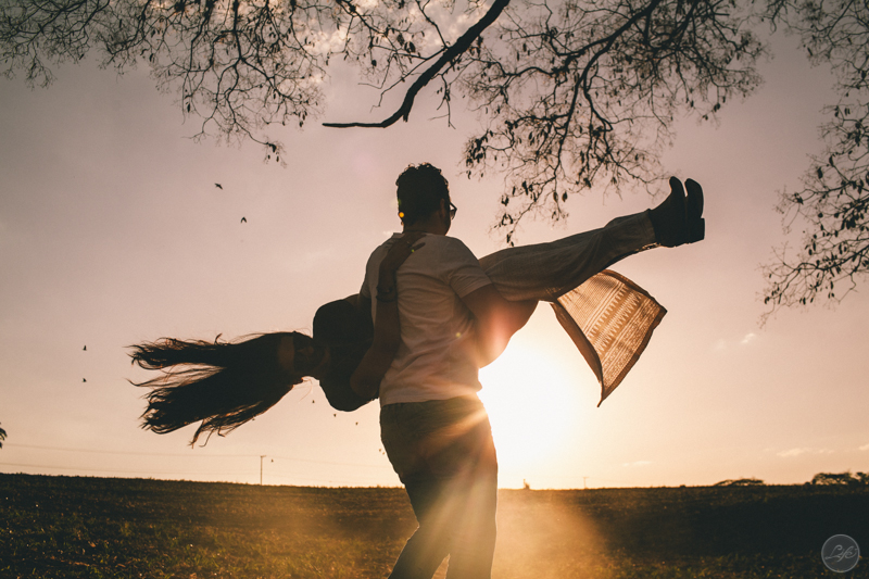 ensaio fotográfico espontâneo em Holambra, casal, noivos, natureza, São Paulo, destination photographers, destination wedding