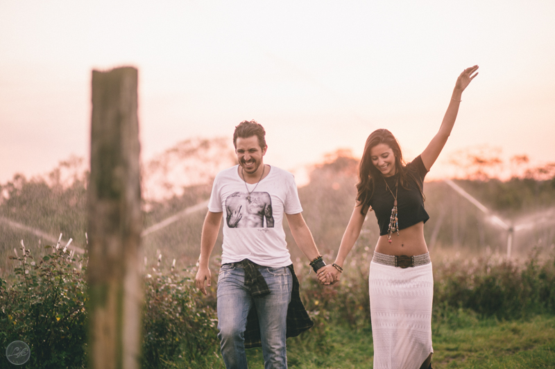 ensaio fotográfico espontâneo em Holambra, casal, noivos, natureza, São Paulo, destination photographers, destination wedding