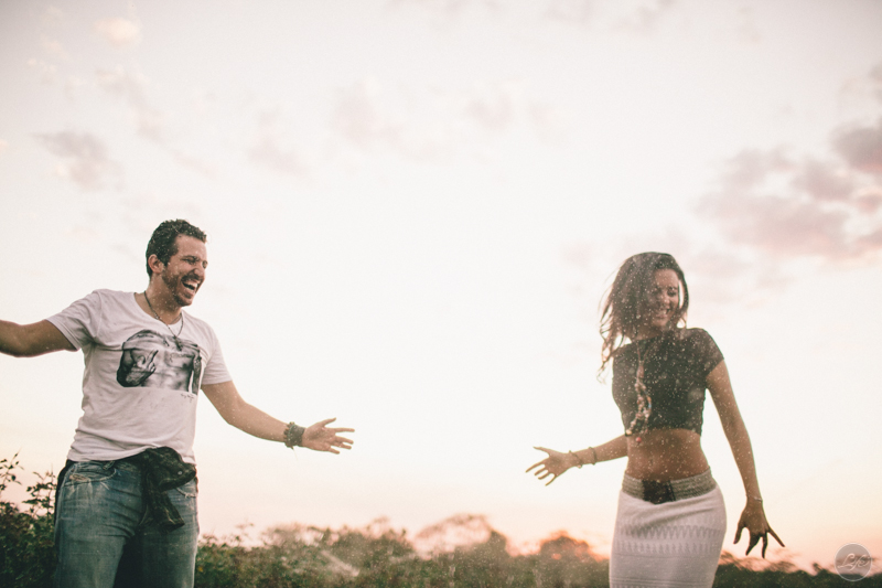 ensaio fotográfico espontâneo em Holambra, casal, noivos, natureza, São Paulo, destination photographers, destination wedding