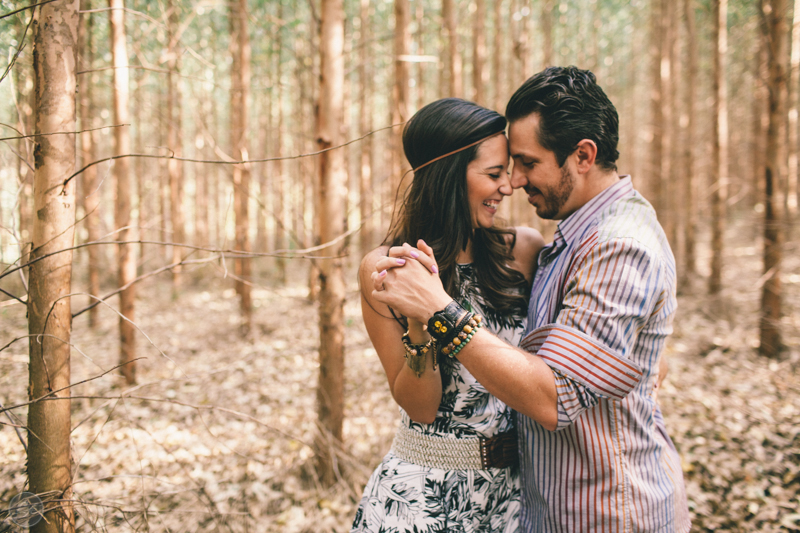 ensaio fotográfico espontâneo em Holambra, casal, noivos, natureza, São Paulo, destination photographers, destination wedding