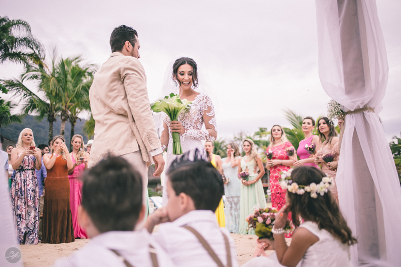 cerimônia linda emocionante, casamento, destination wedding, destination photographers, caraguatatuba, casamento na praia, pé na areia
