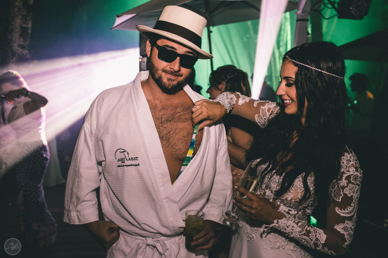 festa, party, wedding, destination wedding, casamento na praia, pé na areia, caraguatatuba, tabatinga hotel, dj tom volpato, esposo e esposa, fotografia espontanea