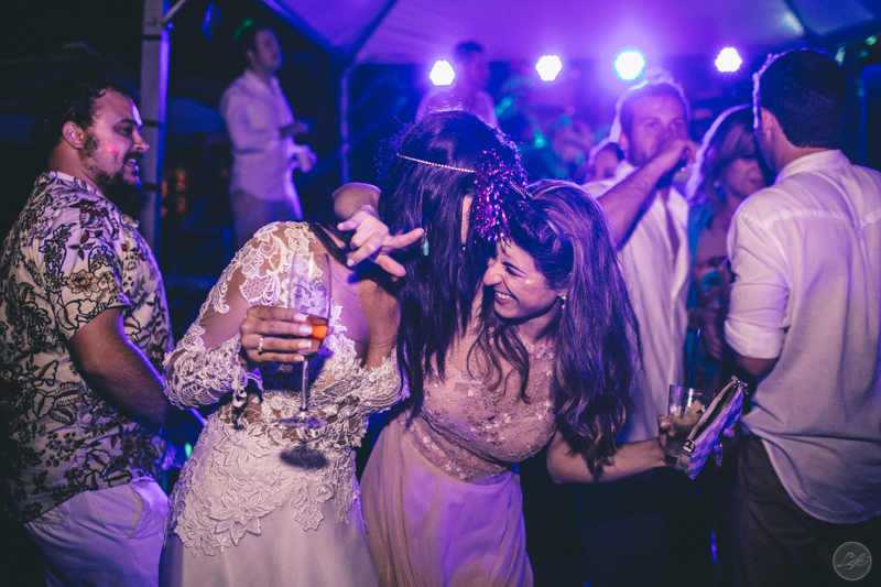 esta, party, wedding, destination wedding, casamento na praia, pé na areia, caraguatatuba, tabatinga hotel, dj tom volpato, esposo e esposa, fotografia espontanea