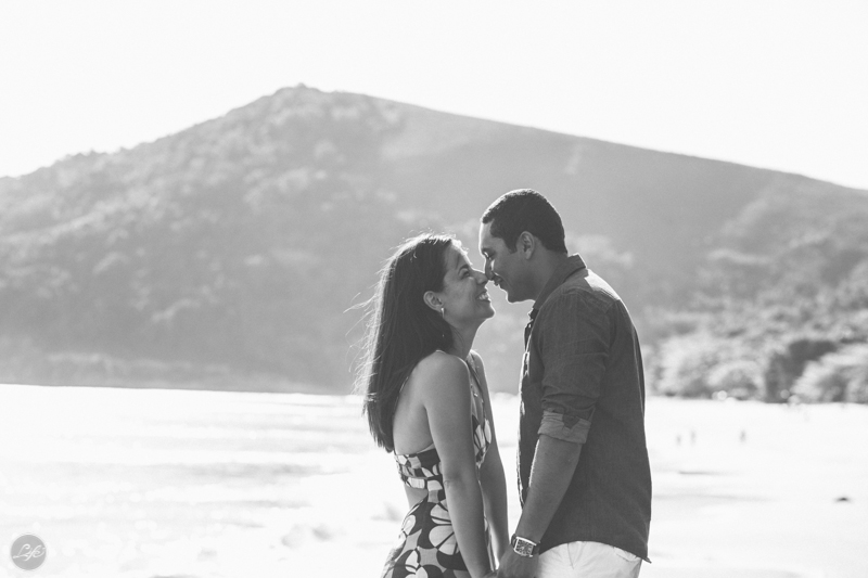 Ensaio fotografico espontâneo de casal, sessão pré casamento na praia, toque toque pequeno, noivos, bride and groom, yes i do