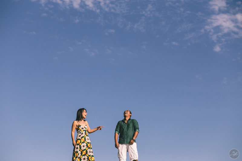 Ensaio fotografico espontâneo de casal, sessão pré casamento na praia, toque toque pequeno, noivos, bride and groom, yes i do
