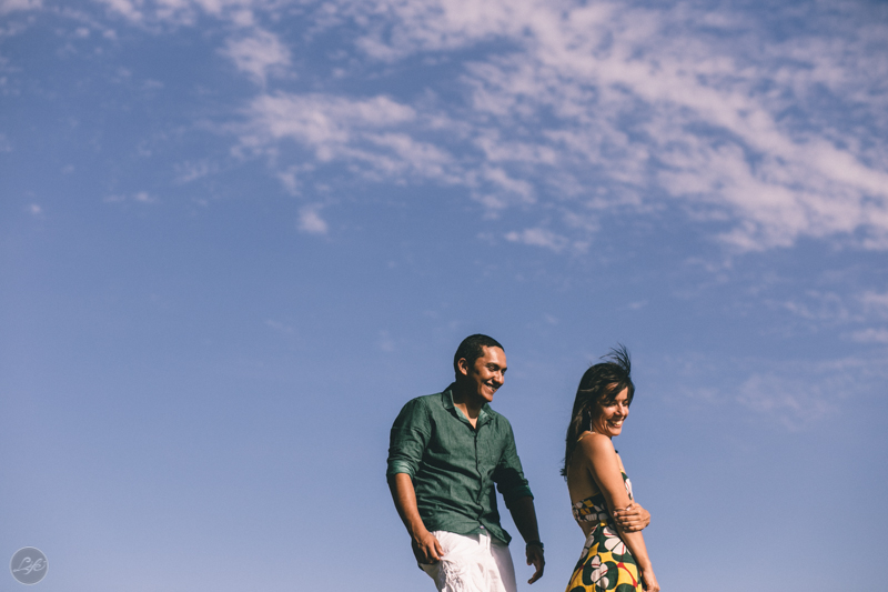 Ensaio fotografico espontâneo de casal, sessão pré casamento na praia, toque toque pequeno, noivos, bride and groom, yes i do