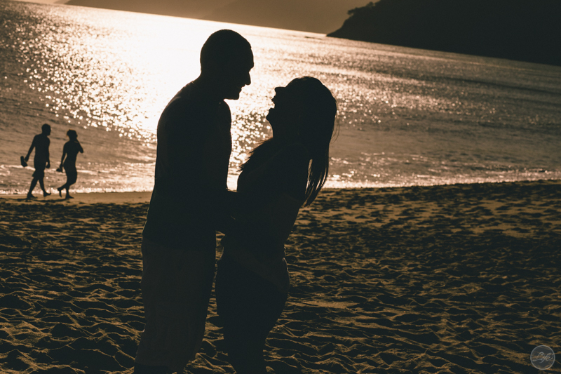 Ensaio fotografico espontâneo de casal, sessão pré casamento na praia, toque toque pequeno, noivos, bride and groom, yes i do