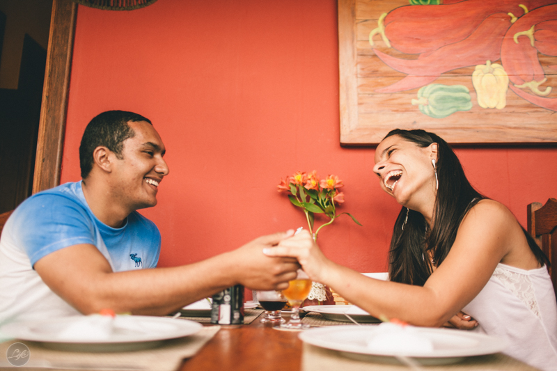 Ensaio fotografico espontâneo de casal, sessão pré casamento na praia, toque toque pequeno, noivos, bride and groom, yes i do