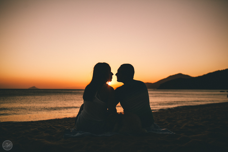 Ensaio fotografico espontâneo de casal, sessão pré casamento na praia, toque toque pequeno, noivos, bride and groom, yes i do