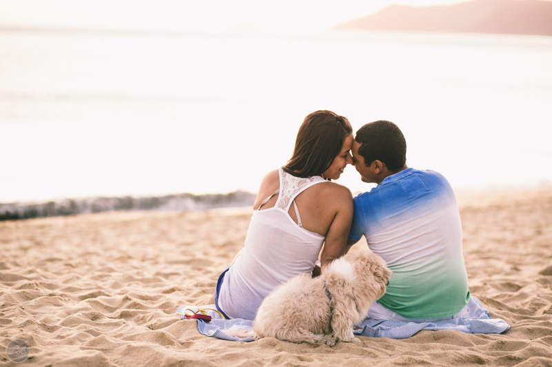 Ensaio fotografico espontâneo de casal, sessão pré casamento na praia, toque toque pequeno, noivos, bride and groom, yes i do