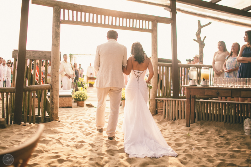 Cerimônia cristã, noivo, Casamento na praia, destination wedding, destination photographers, pé na areia, sonho, amor, família, toque toque pequeno, beach, noiva entrando, vestida de noiva
