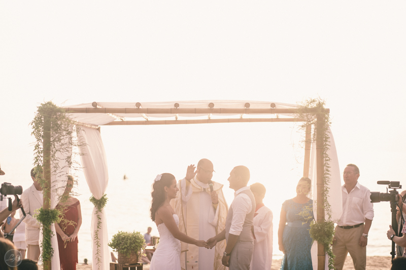 Cerimônia cristã, noivo, Casamento na praia, destination wedding, destination photographers, pé na areia, sonho, amor, família, toque toque pequeno, beach, yes i do