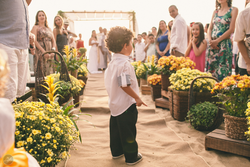 Cerimônia emocionante, noivo, Casamento na praia, destination wedding, destination photographers, pé na areia, sonho, amor, família, toque toque pequeno, beach, sim eu aceito