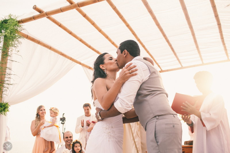 Cerimônia cristã, noivo, Casamento na praia, destination wedding, destination photographers, pé na areia, sonho, amor, família, toque toque pequeno, beach, beijo