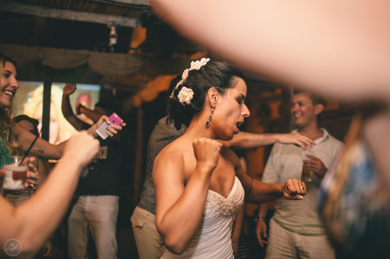 Pista, festa, balada, casamento animado, noivo, Casamento na praia, destination wedding, destination photographers, pé na areia, sonho, amor, família, toque toque pequeno, beach, noiva na pista