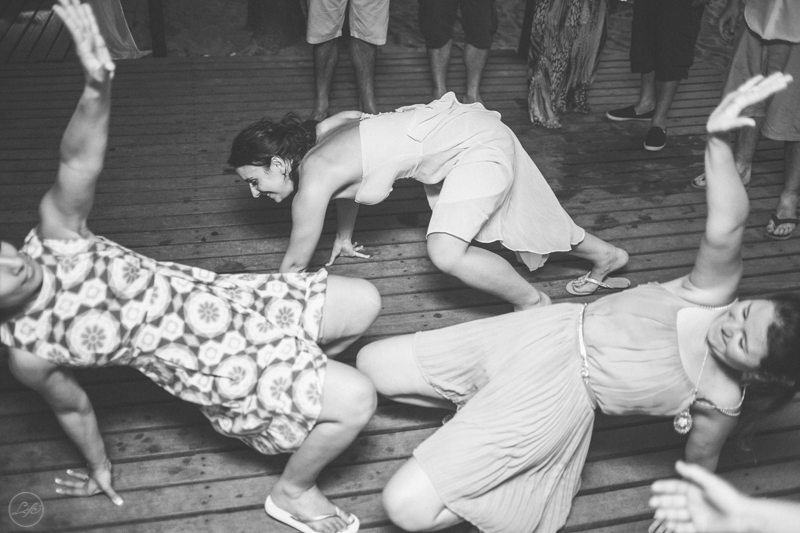 Pista, festa, balada, casamento animado, noivo, Casamento na praia, destination wedding, destination photographers, pé na areia, sonho, amor, família, toque toque pequeno, beach, fotografia espontanea