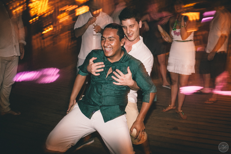 Pista, festa, balada, casamento animado, noivo, Casamento na praia, destination wedding, destination photographers, pé na areia, sonho, amor, família, toque toque pequeno, beach, fotografia espontanea